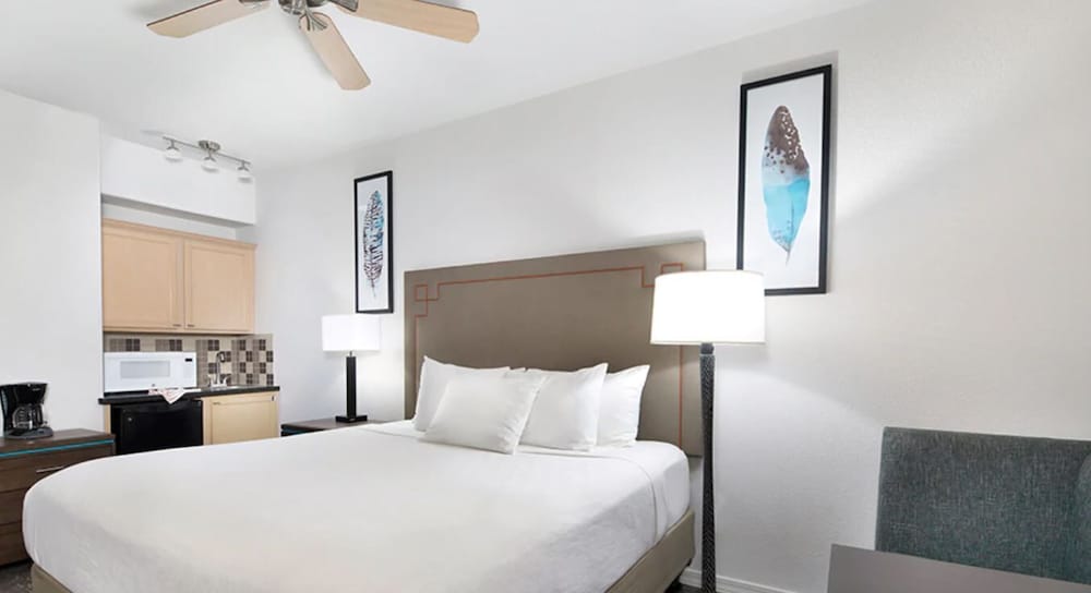 1 BEDROOM, SUITE