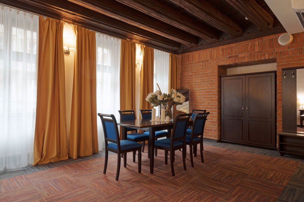 Palazzo Rosso 42/50