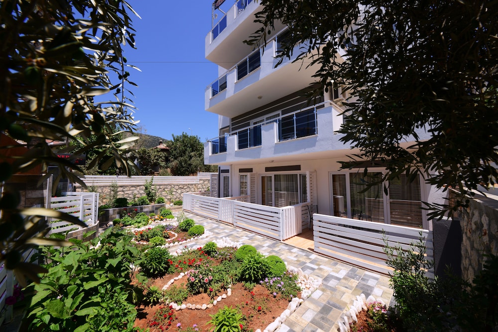 Neruda Pension 3/43