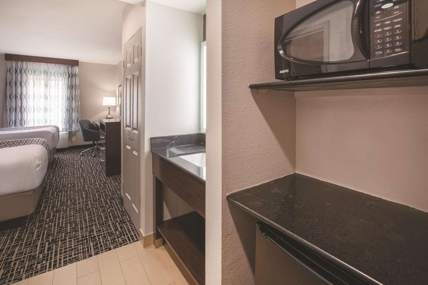 La Quinta Inn & Suites by Wyndham New Cumberland-Harrisburg 32/36