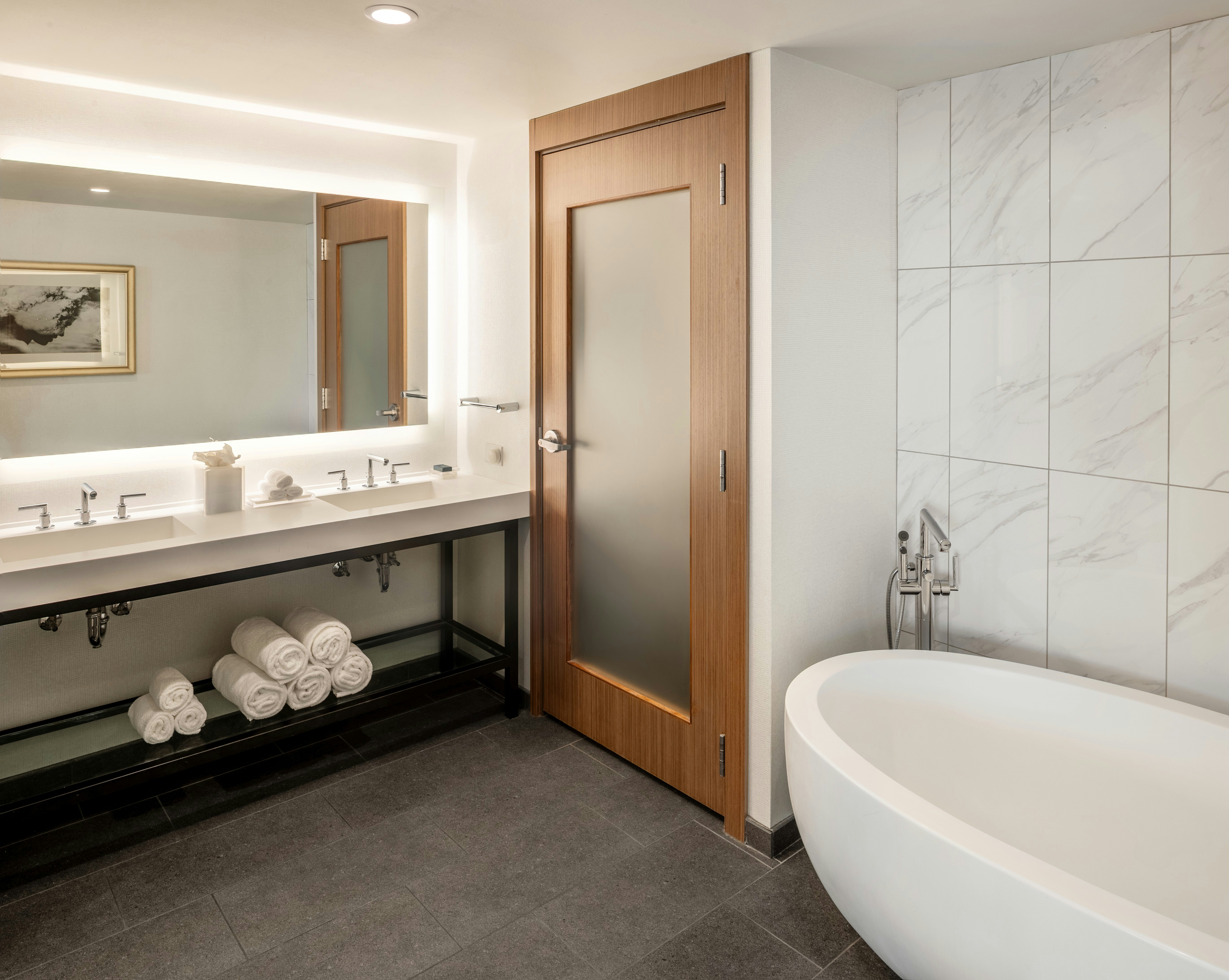1 Bedroom, Graffiti, Suite, King Bed, Hilton Cleveland Downtown 3/3