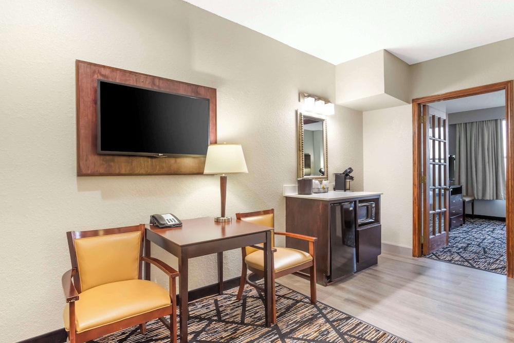 Best Western Plus Hobby Airport Inn and Suites 44/58