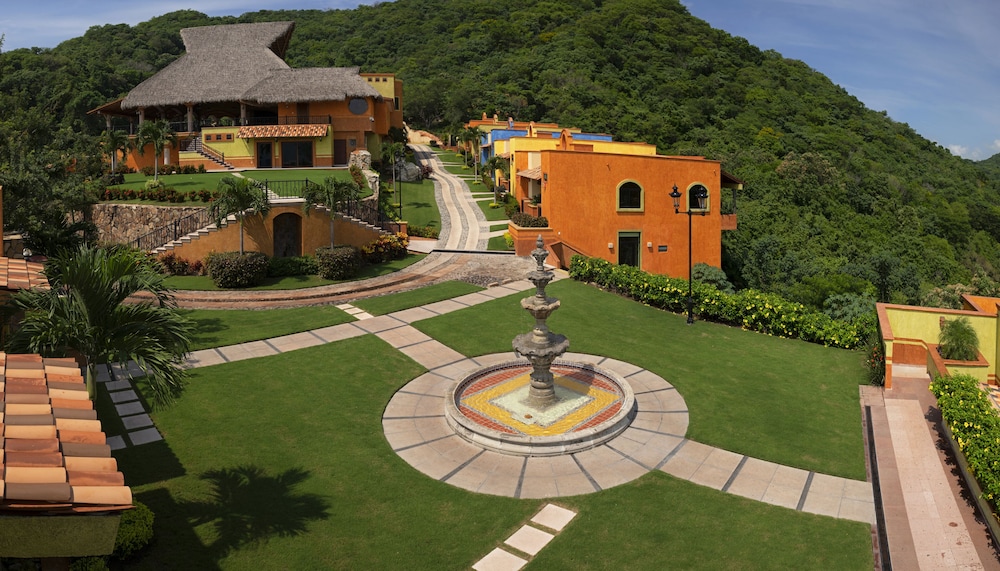 El Corazon Resort 32/48