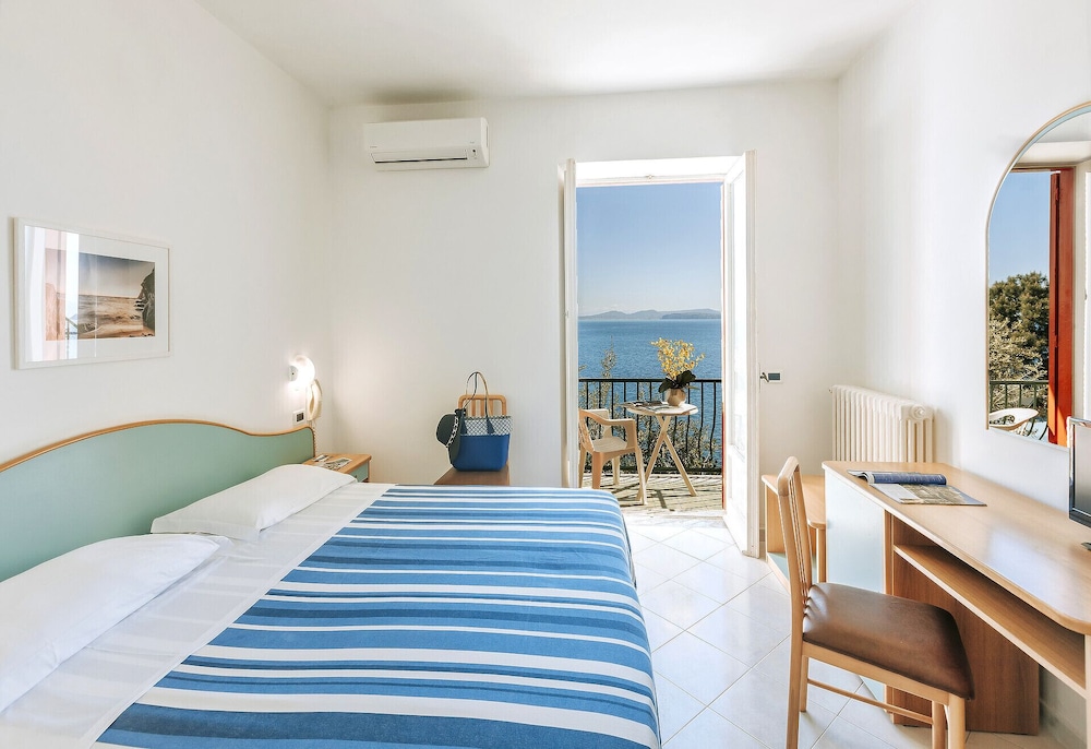 STANDARD, SEA VIEW