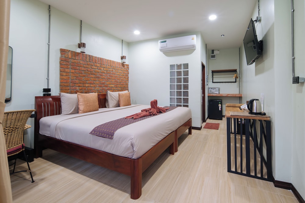 غرفة قياسية بسرير كينج بإطلالة على المسبح، Pongphen Guesthouse 4/10