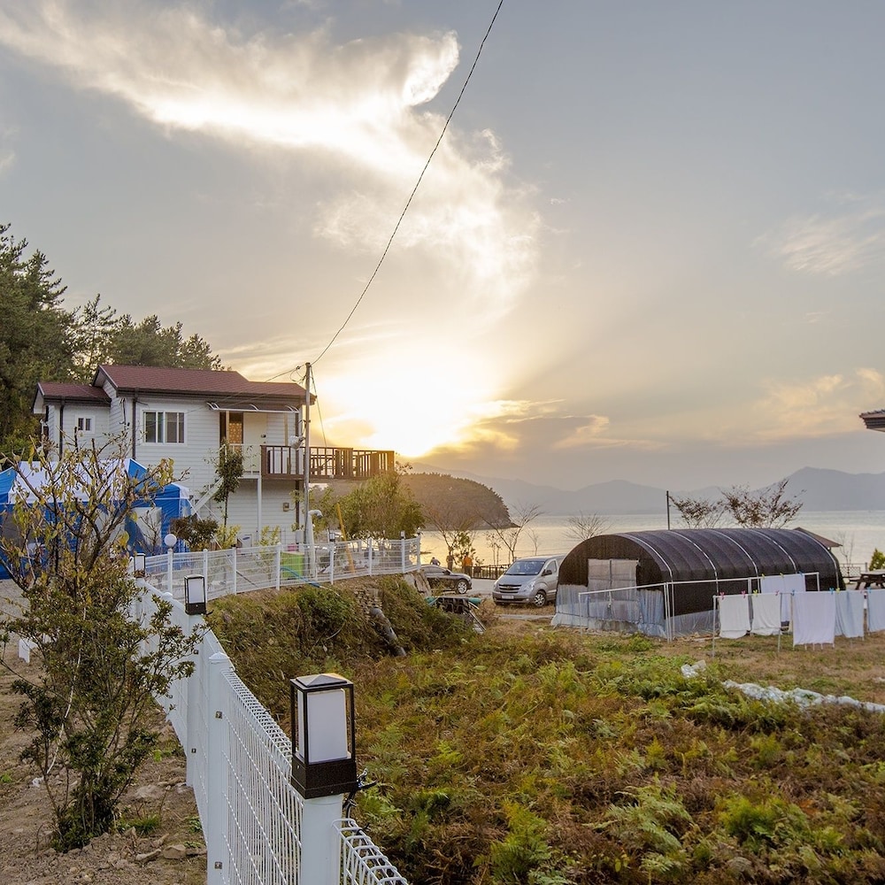 Sea And Sunset Pension 22/52