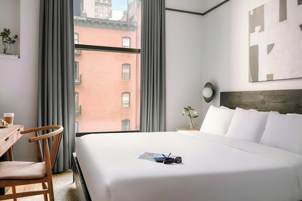 ROOM, KING BED