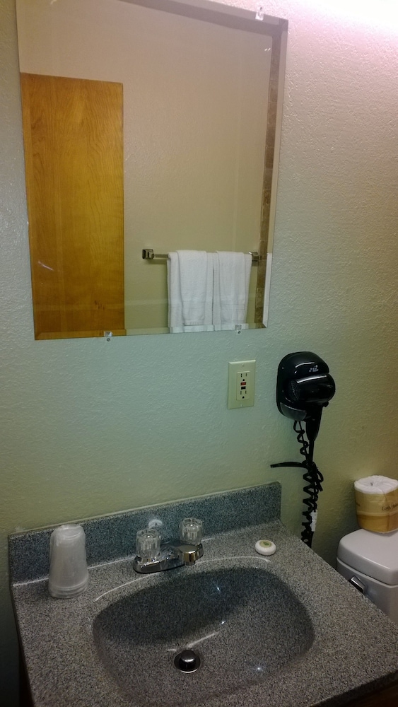 Downtown Value Inn 35/37
