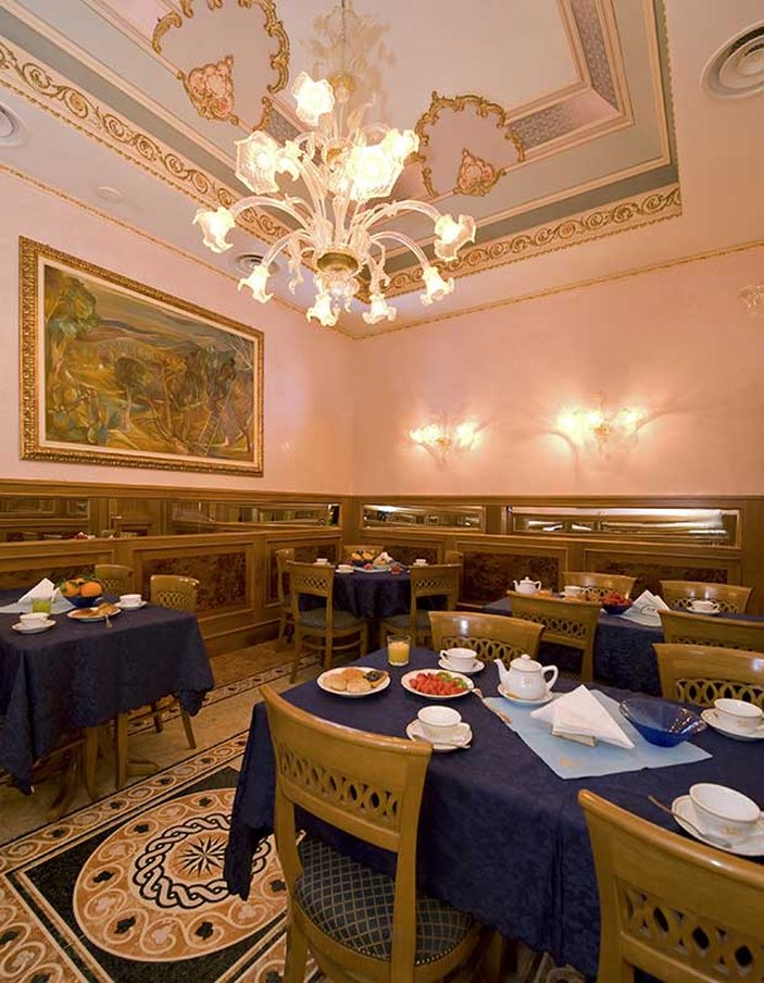 Joli Hotel 46/50