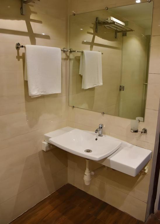 Hotel Creek 32/33