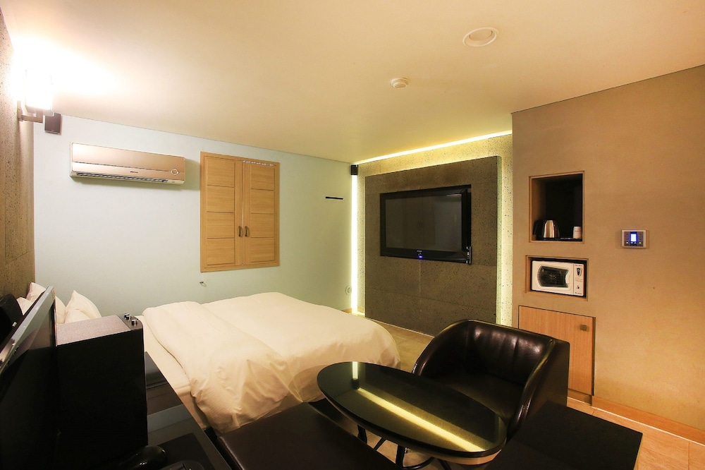 TARA HOTEL 27/40