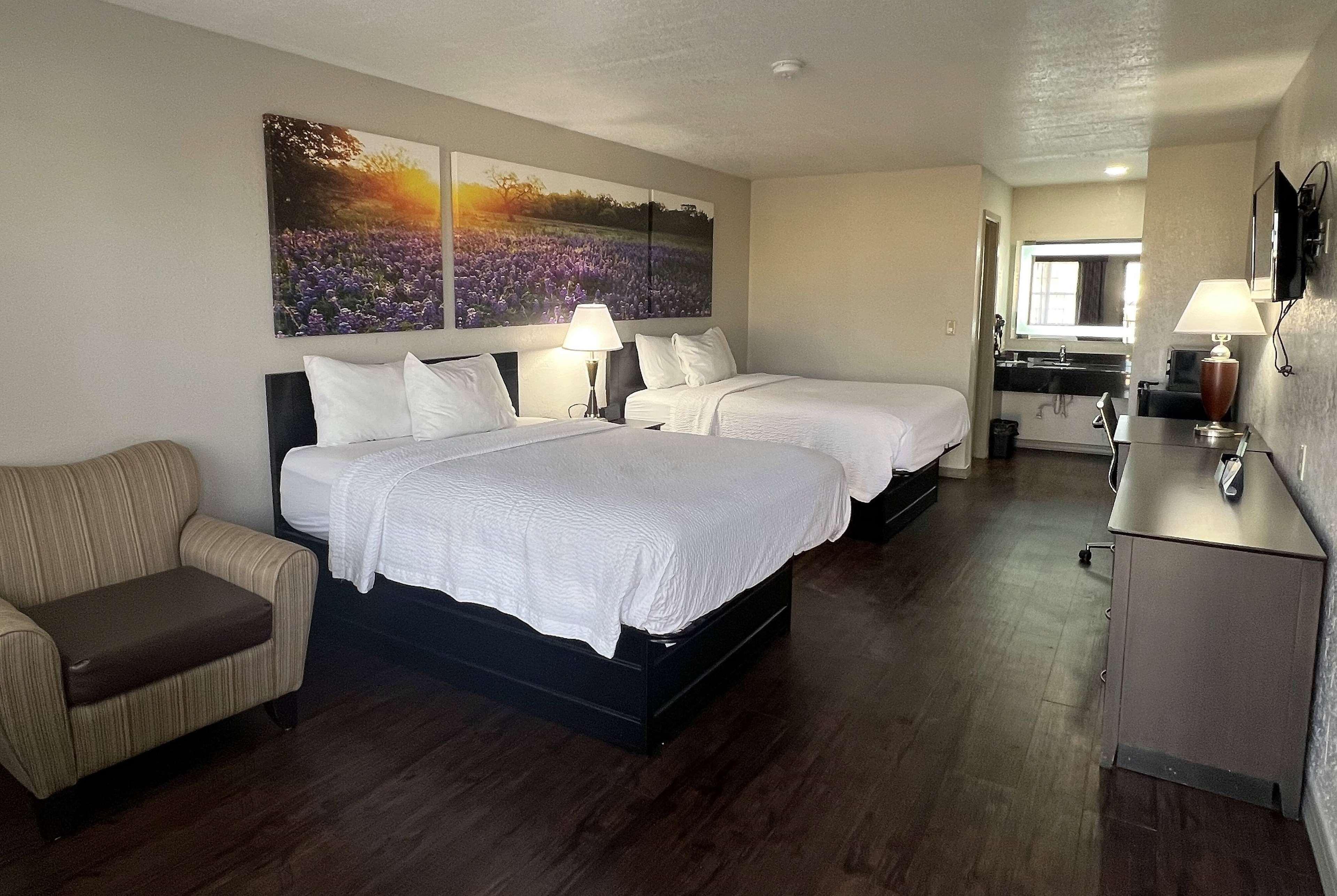 غرفة بسريرين كوين لذوي الإعاقة