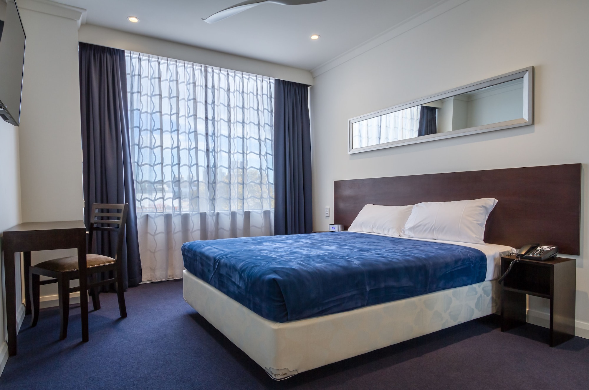 SUPERIOR, QUEEN BED