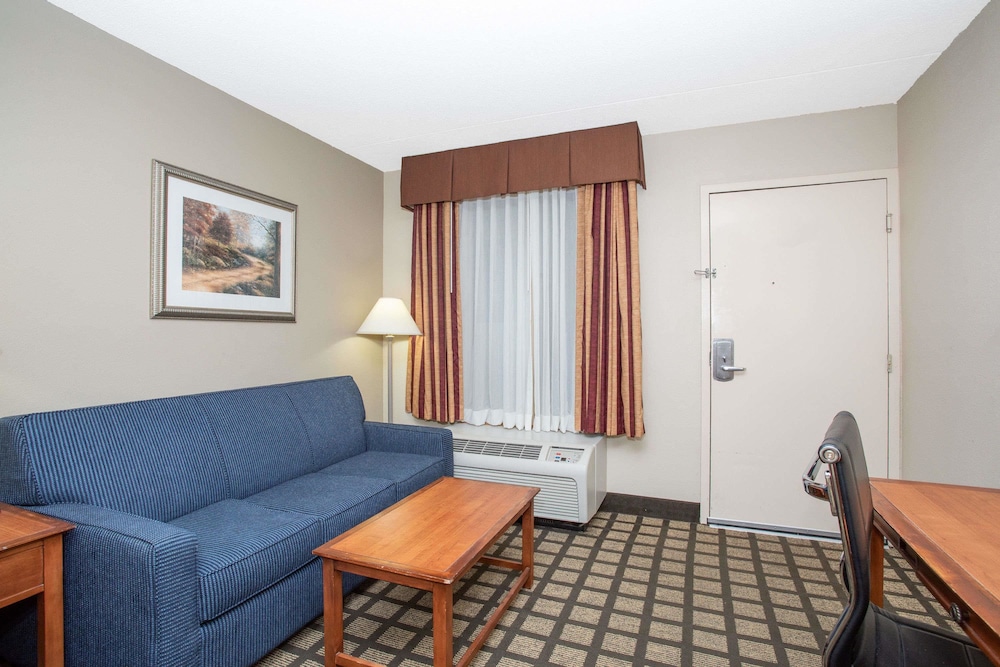 Baymont By Wyndham Hays 30/37