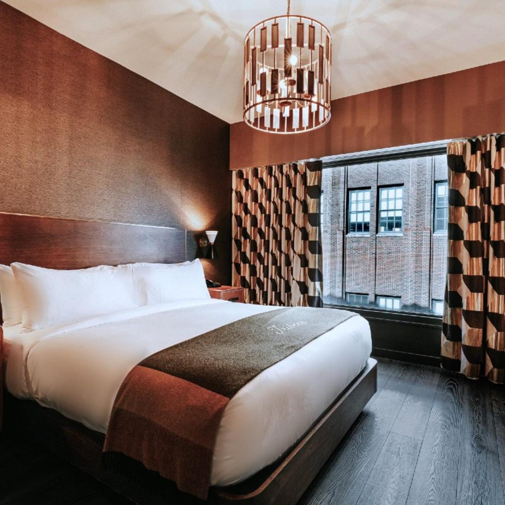 DELUXE, KING BED