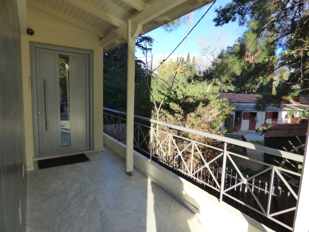 Athens Habitat 写真1