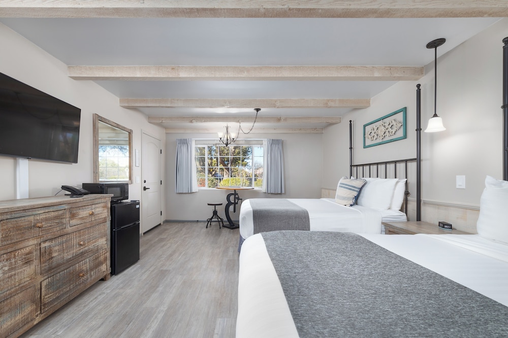 Garden, Traditional, 2 Queen Beds