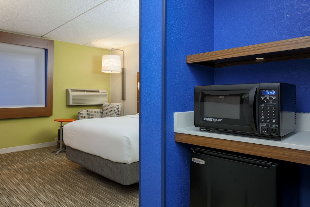 Holiday Inn Express Milwaukee West Medical Center 27/59