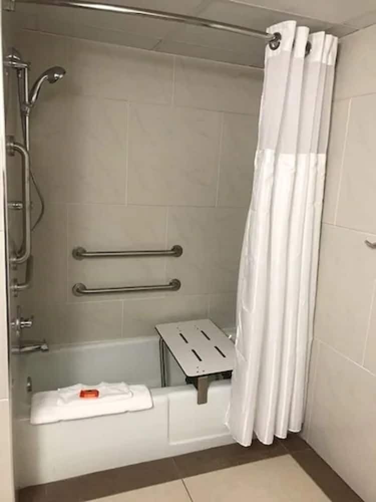 غرفة قياسية بسرير كوين لذوي الإعاقة، Holiday Inn Bloomington Normal 5/5