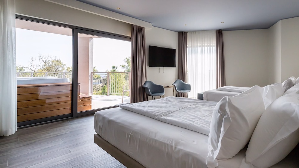 EXCLUSIVE, SUITE