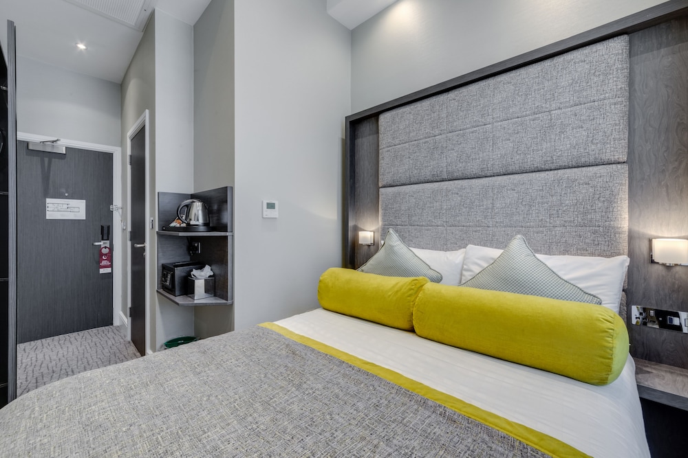 2 BEDROOMS, CONNECTING, FAMILY, QUADRUPLE