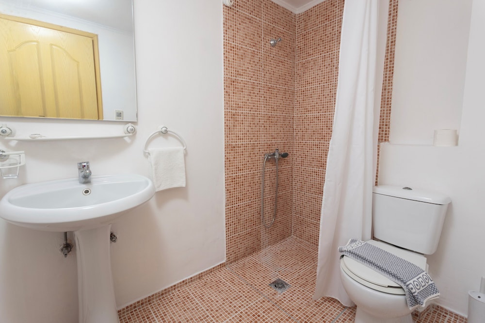 Ammon Garden Hotel 34/35