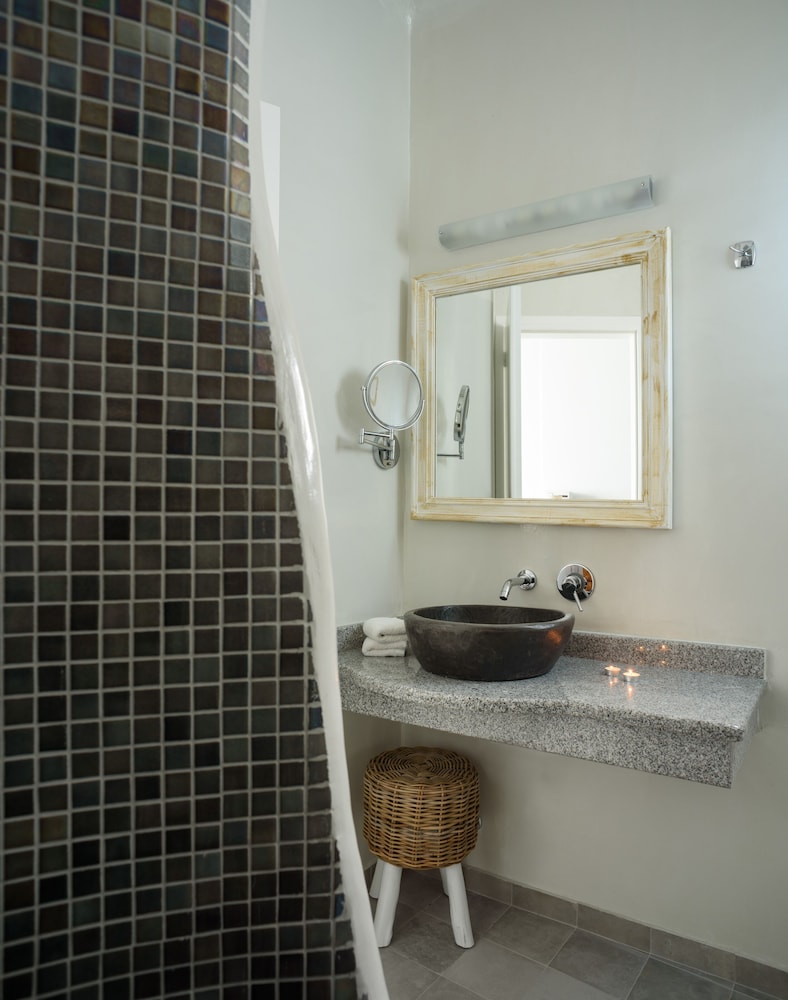 VALLAS APARTMENTS 50/50