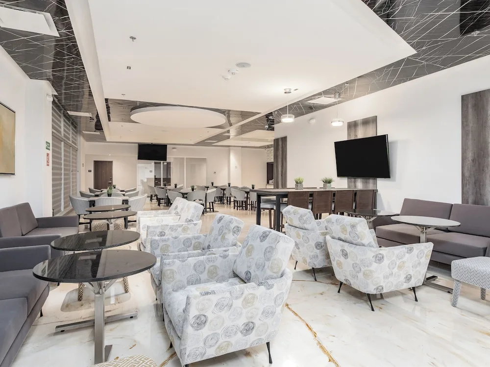 Hotel Mesaluna Short and Long Stay 62/74