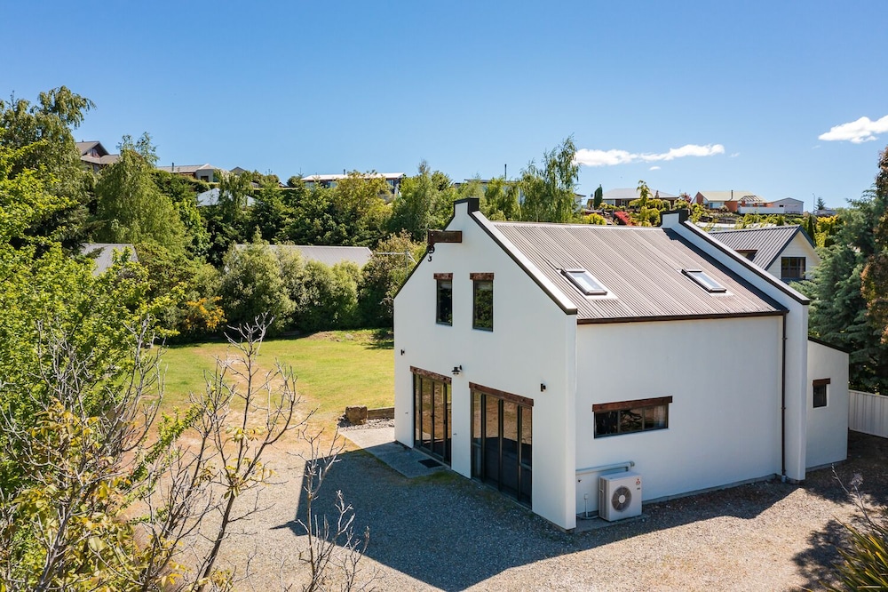 Stuarts Cottage 1/12