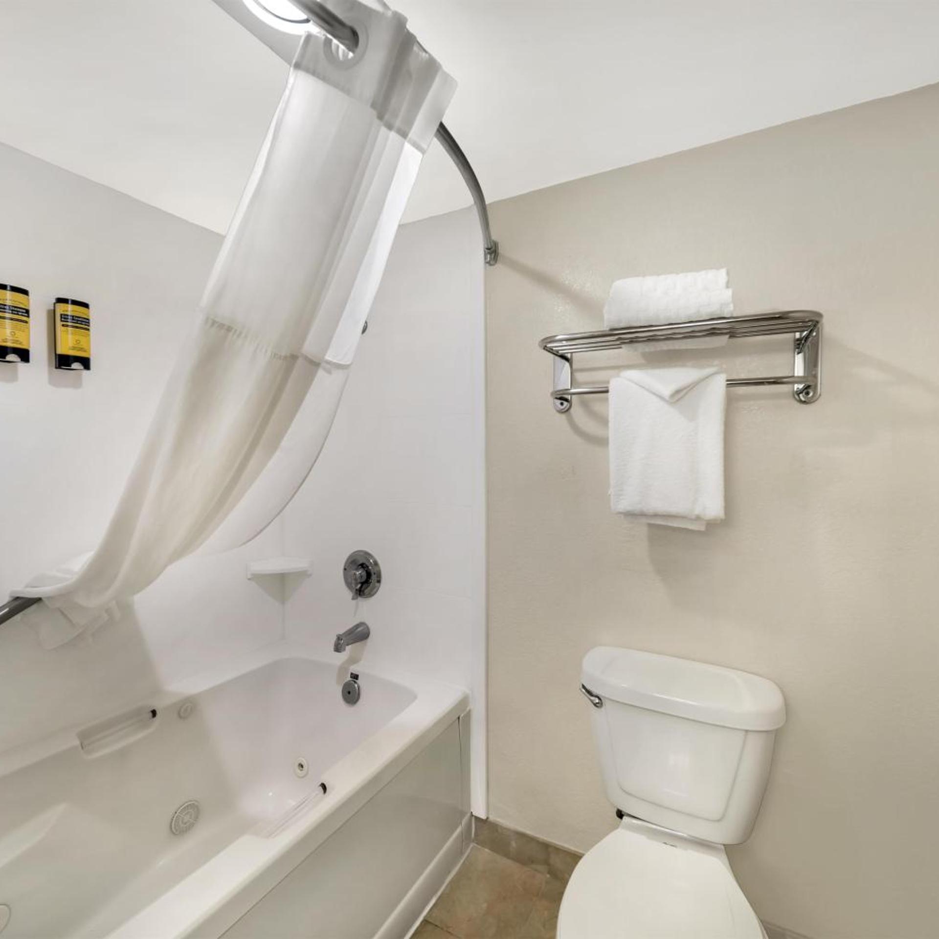 Room, King Bed, Hot Tub 5/8