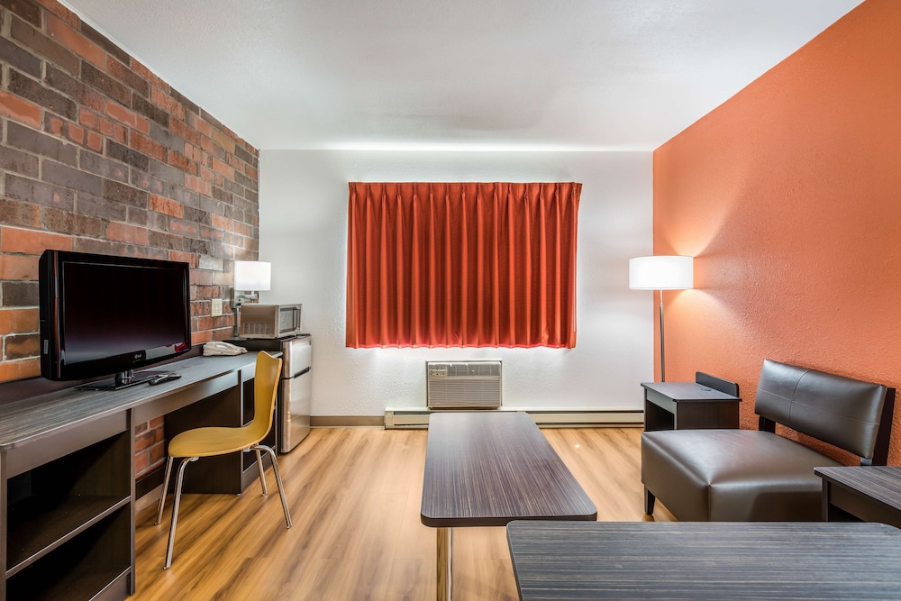 Motel6 Madison, WI - East 51/55