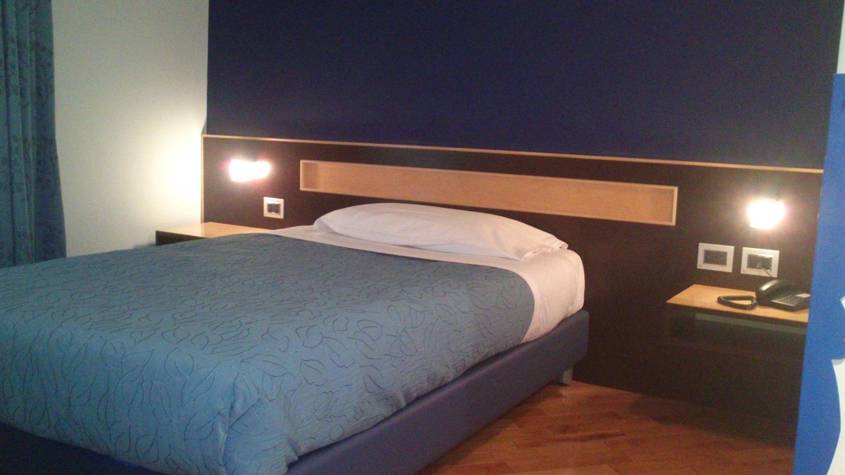 ROOM, SINGLE