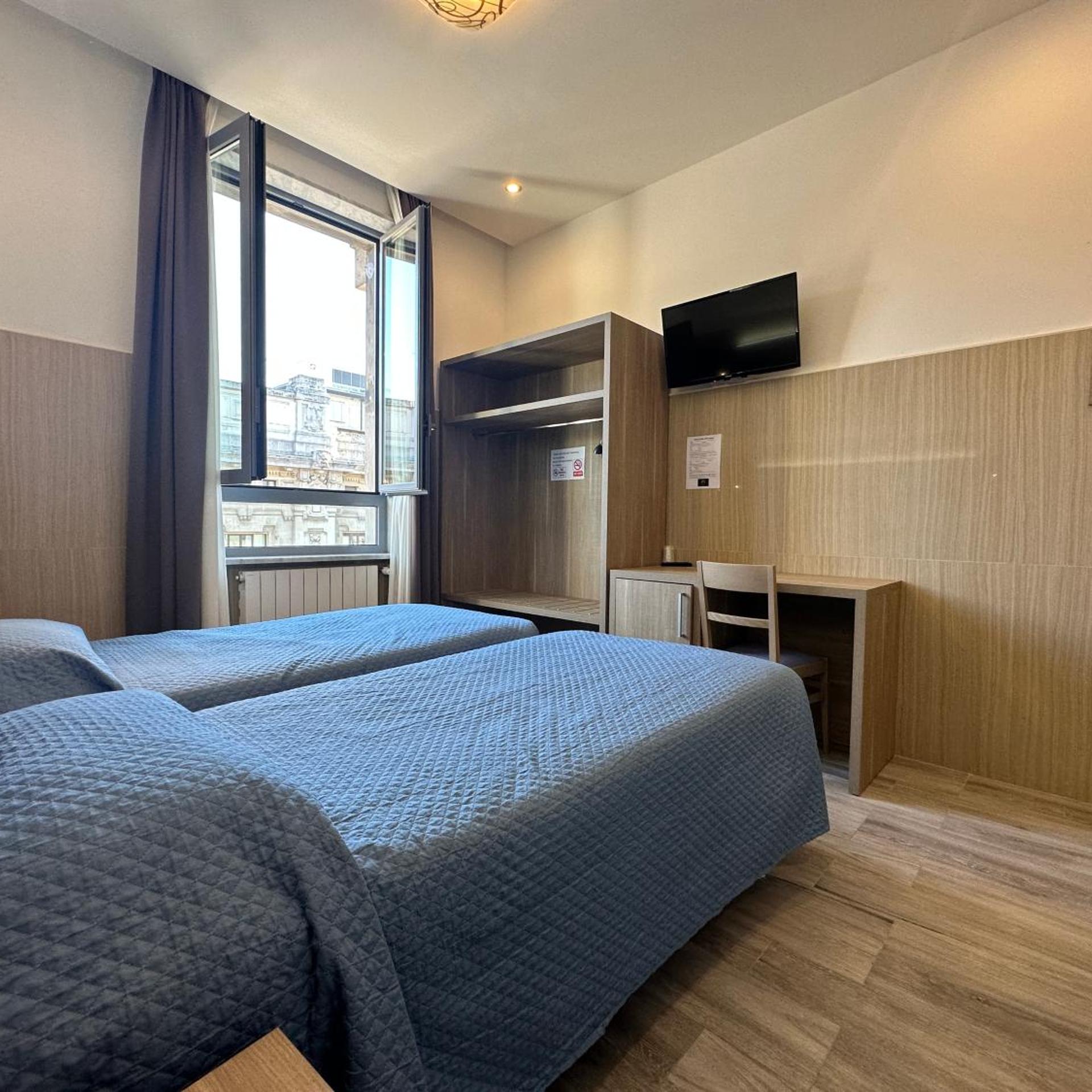 Hotel Midway 12/50