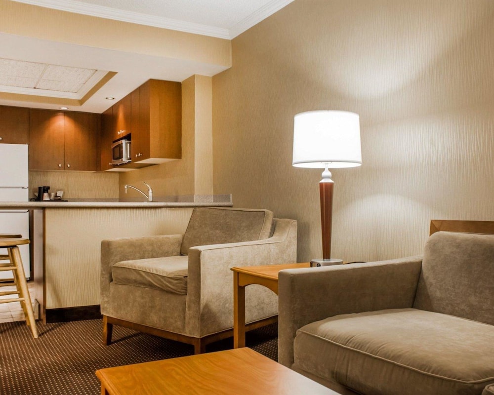 Clarion Hotel & Suites Riverfront Oswego 20/35
