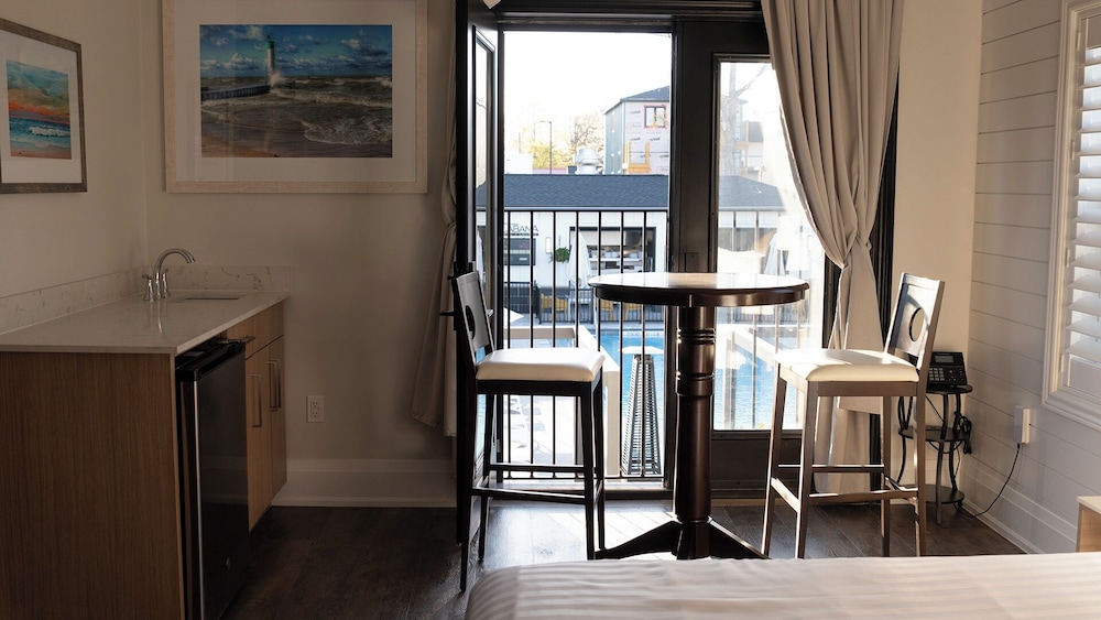 Colonial Hotel & Suites 32/42
