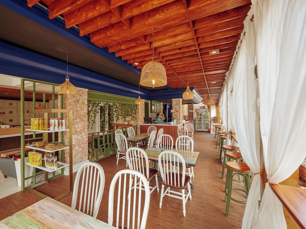 Alron Hotel Kuta Powered by Archipelago 54/67