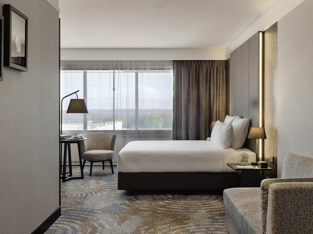 SUPERIOR, KING BED, LAKE VIEW