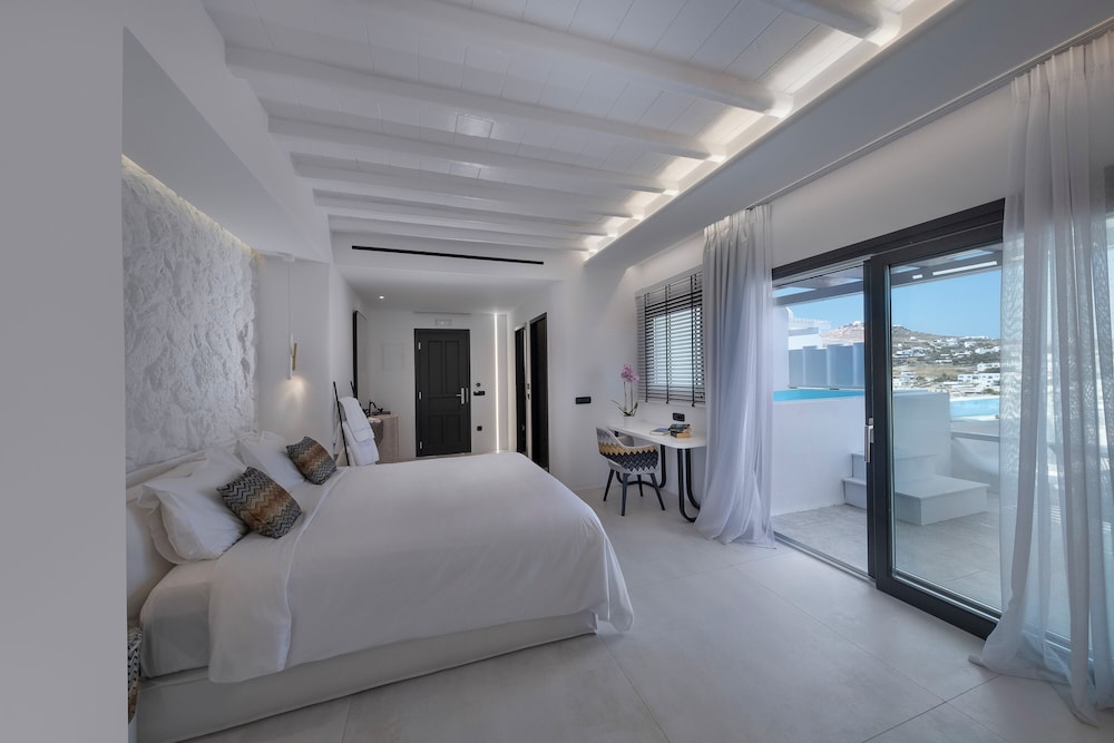 POOL, SENIOR, SUITE, QUEEN BED