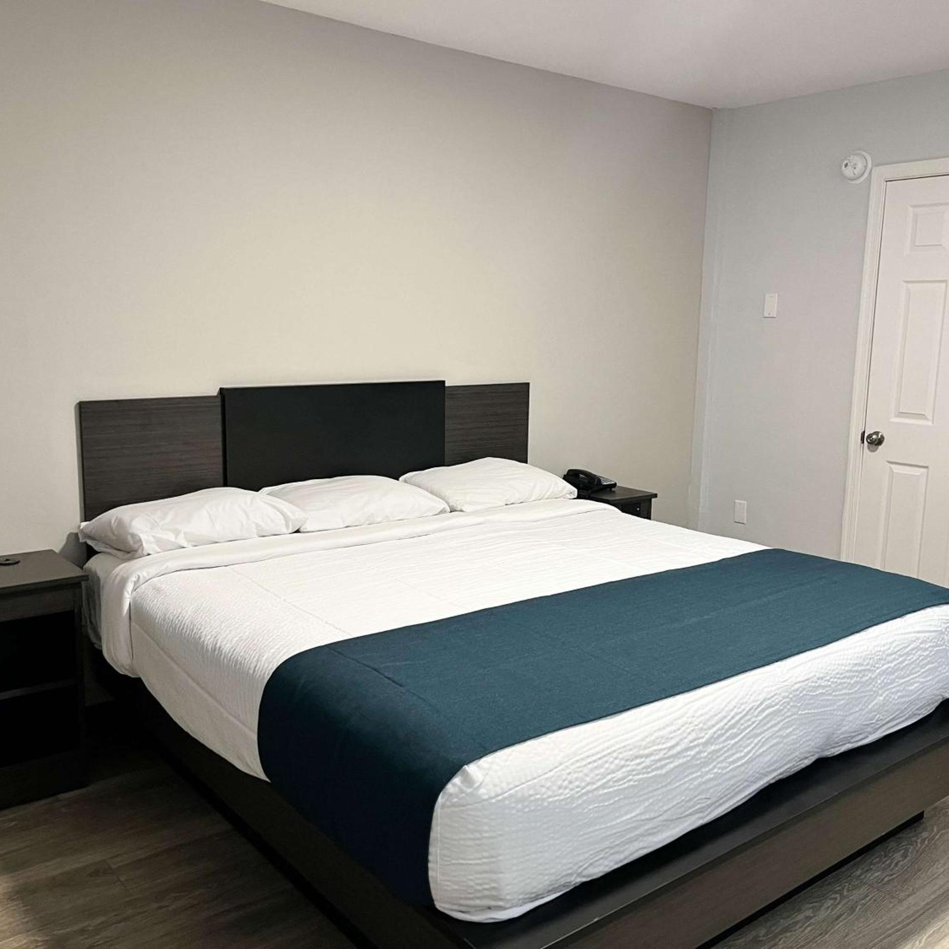 1 Queen Bed - Mob Acc RI Shwr Nsmk Micfridg