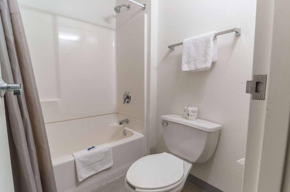 جناح ديلوكس بسرير كينج بجاكوزي، Motel6 Farmington Hills, MI - Northwest - Farmington Hills 4/10