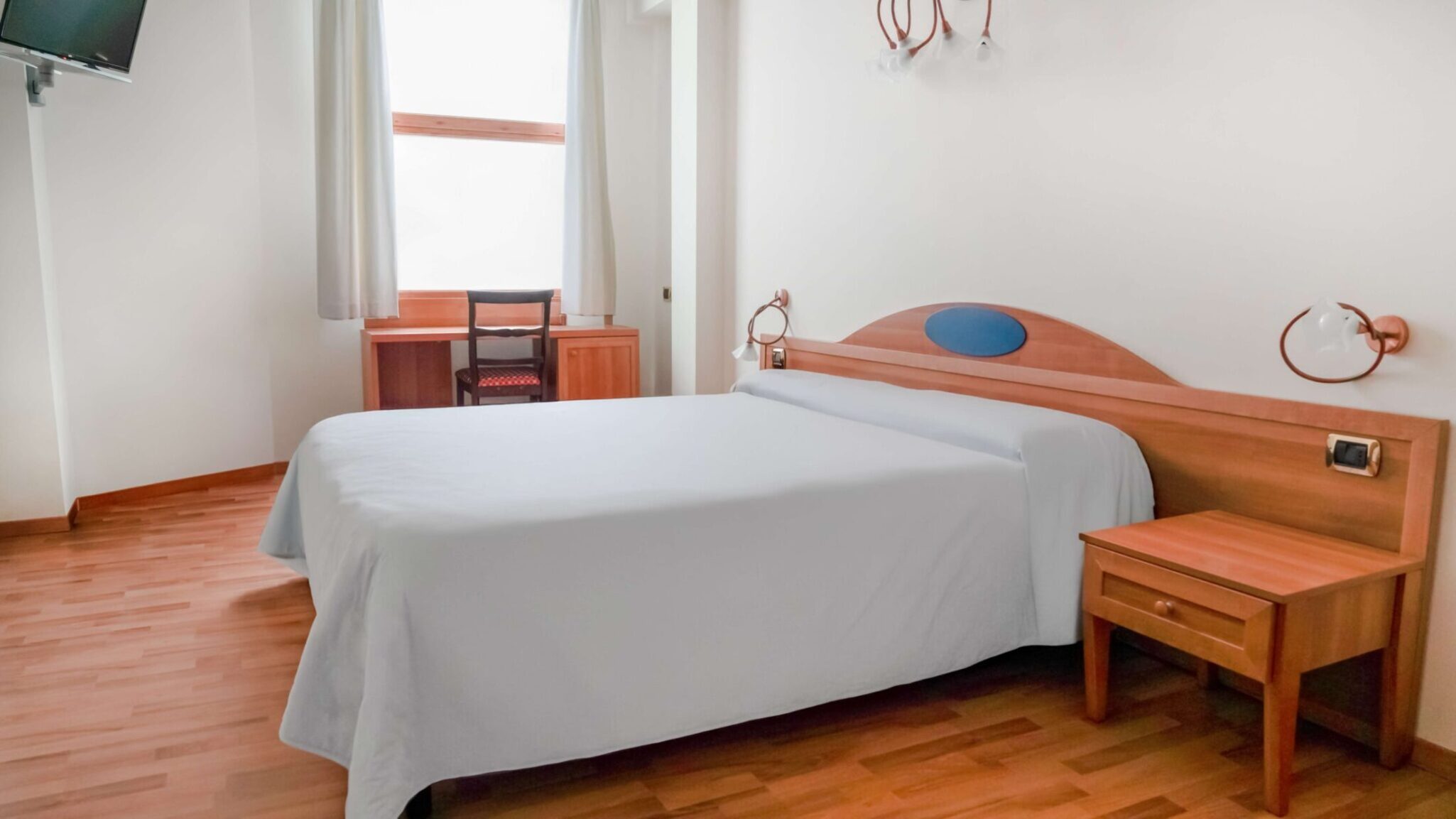 Double Room economy (with skylight)