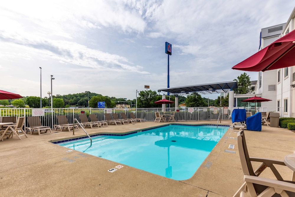 Motel6 Caseyville, IL 60/64