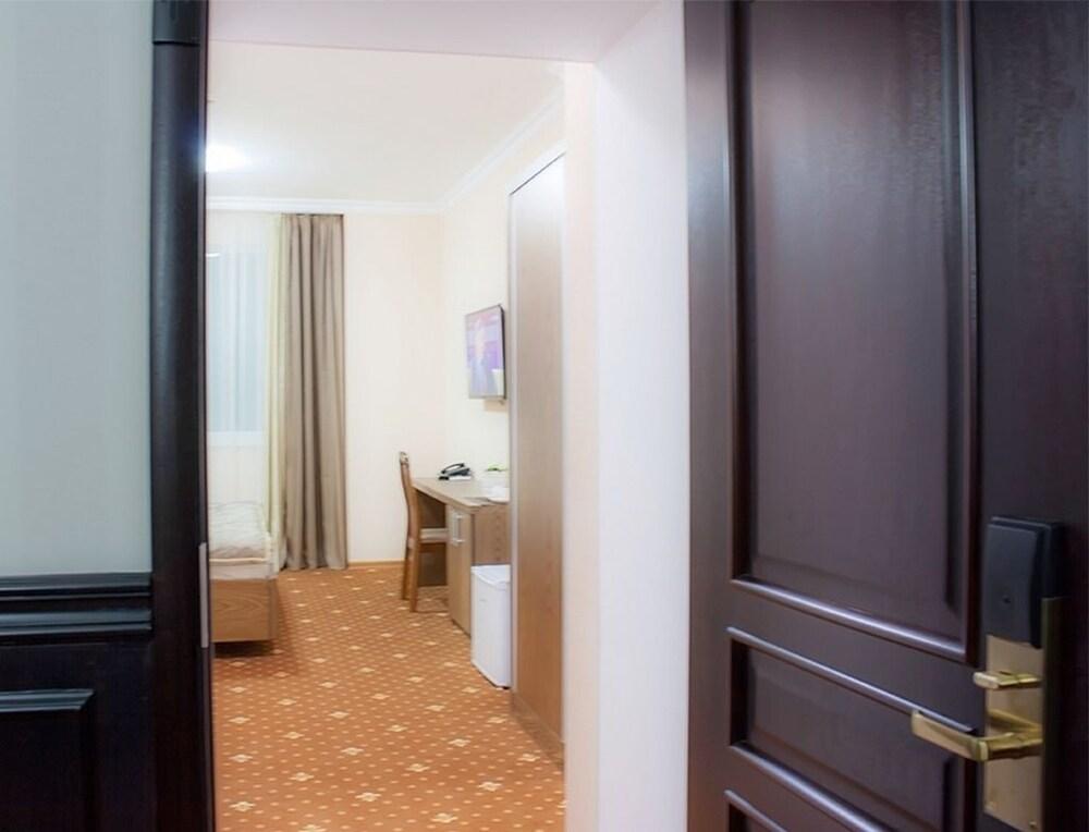 BUSINESS HOTEL ALMATY 39/39