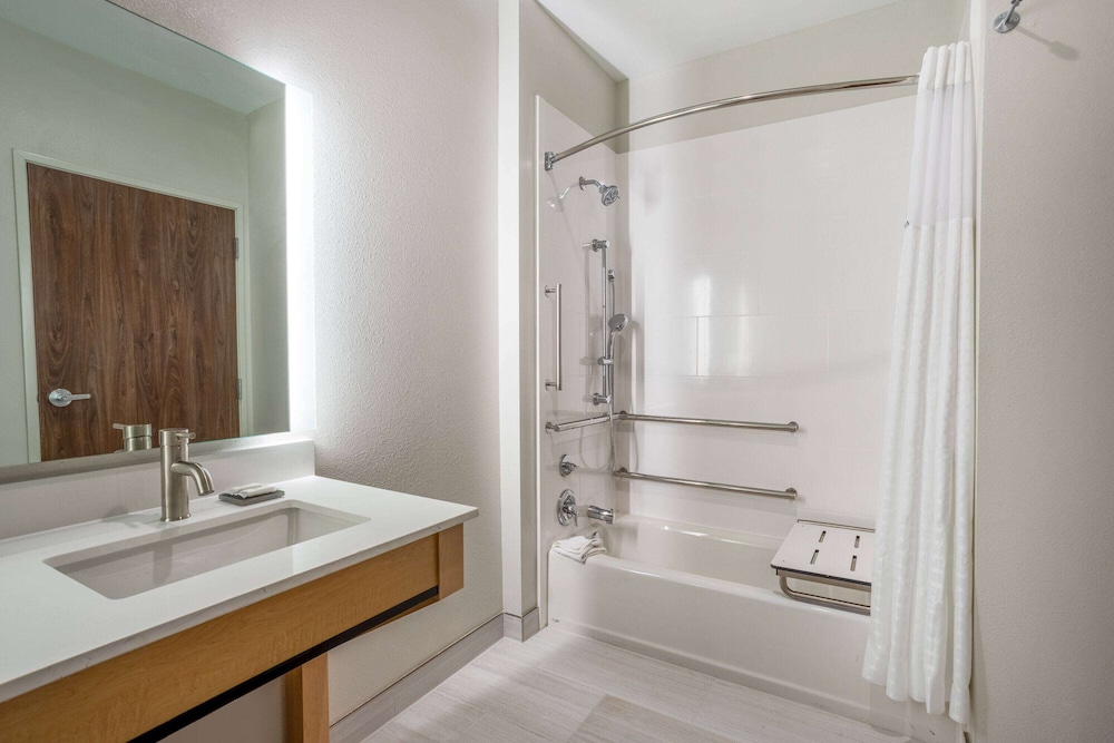 La Quinta Inn & Suites by Wyndham Pflugerville 26/28