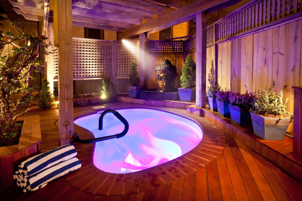 Crowne Pointe Historic Inn Spa 38/75