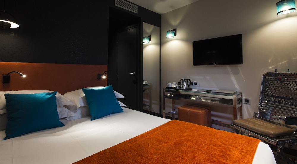 ROOM, SINGLE