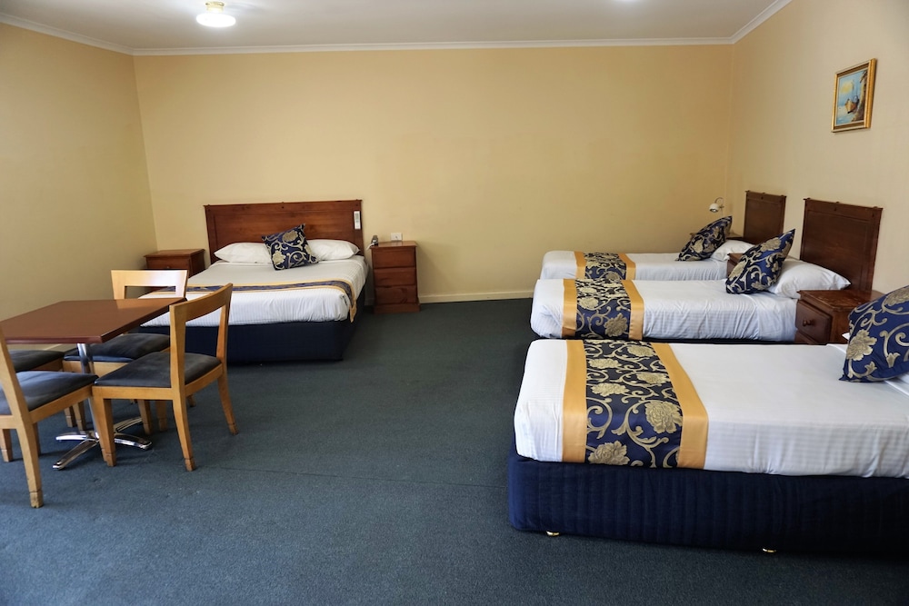 JACKSONS MOTOR INN 38/74