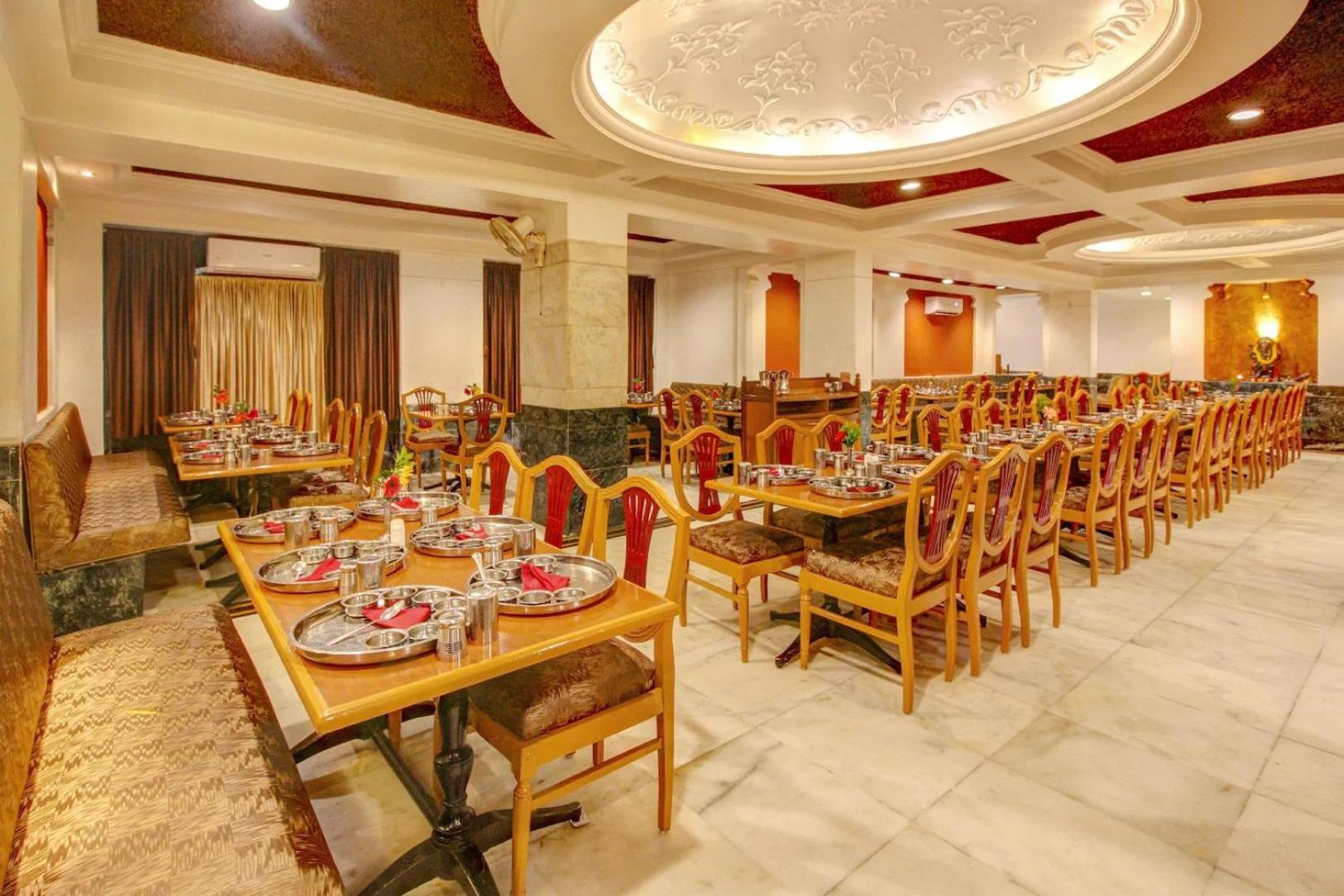 Hotel Yuvraj 32/35