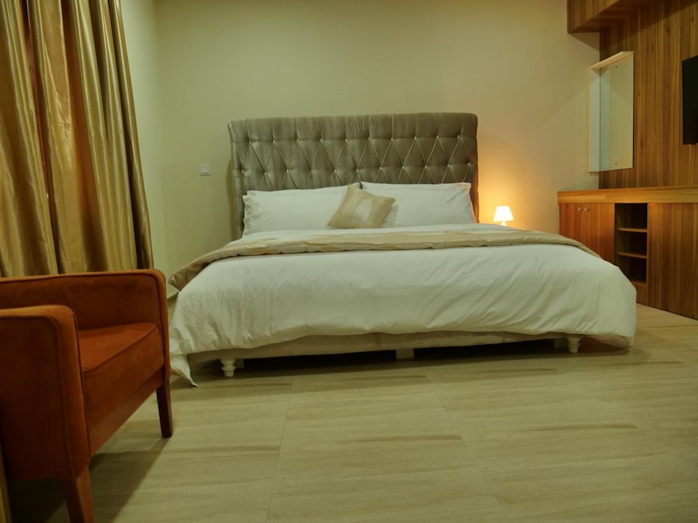 Alexia's Place Hotel 8/27