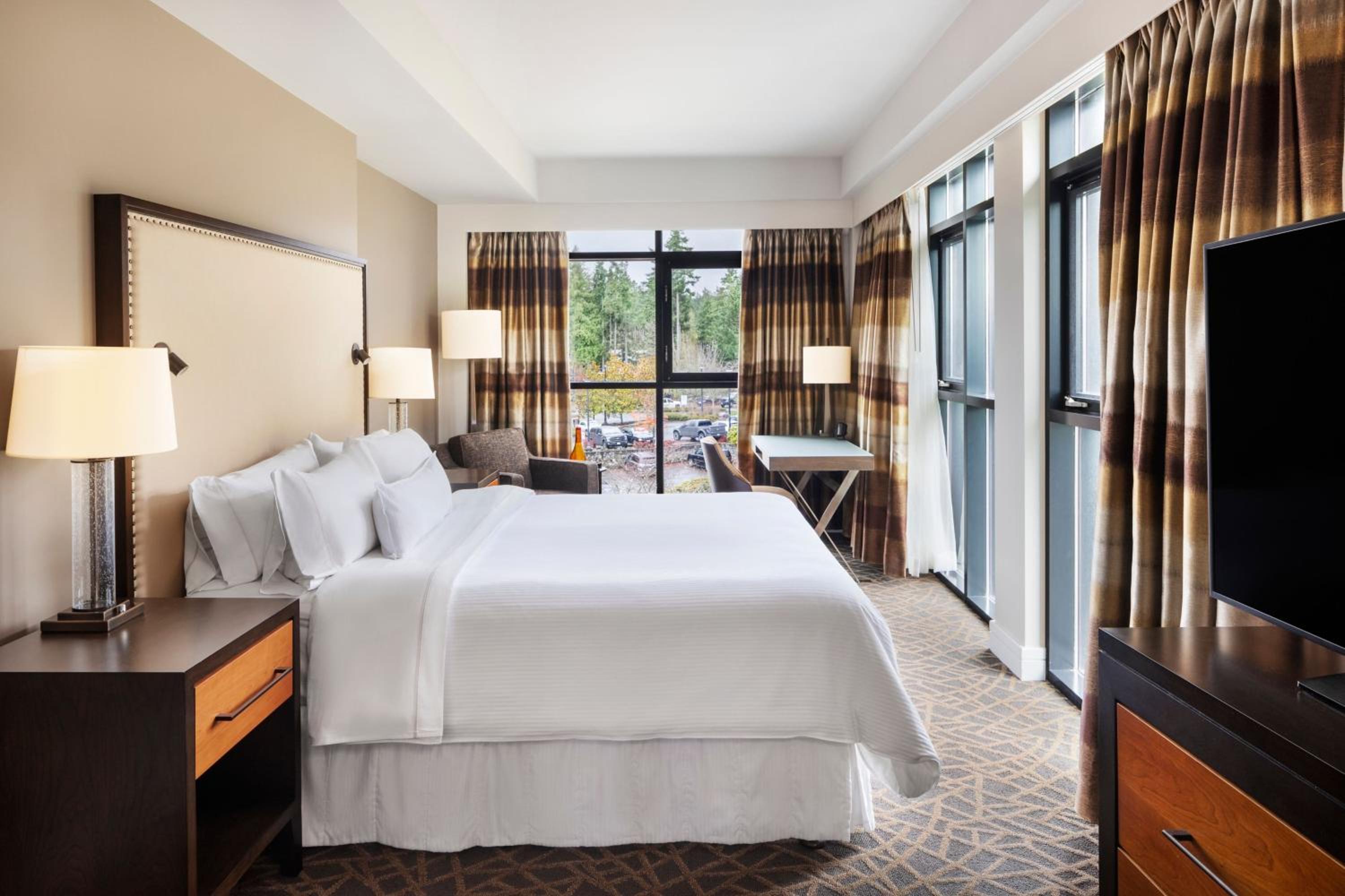 1 Bedroom, 2 Rooms, Club House, Suite, King Bed, Resort View, Corner، Westin Bear Mountain Golf Resort And Spa 2/3